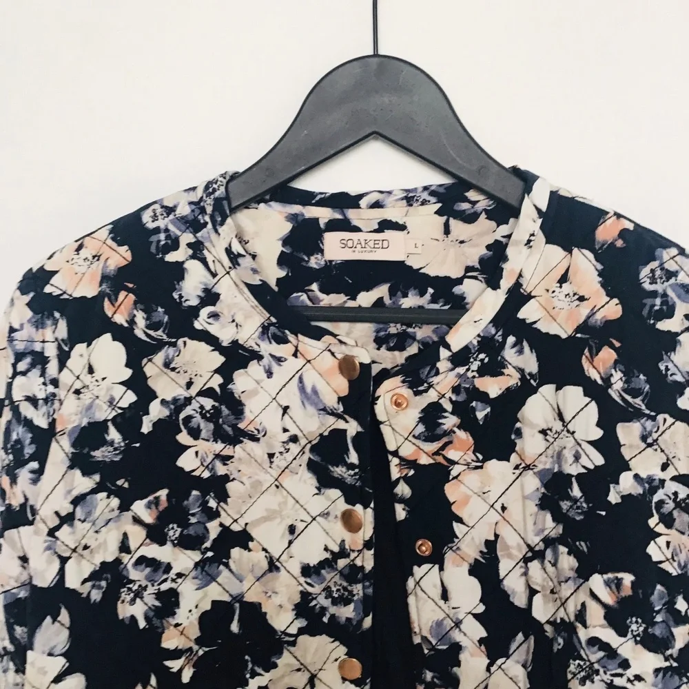 SOAKED IN LUXURY size M/L quilted jacket with blue/white/rose floral pattern - Picture 2 of 14